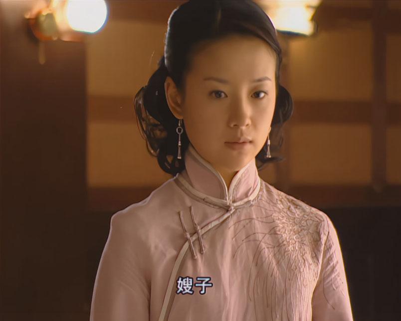 刚结婚，金燕西还爱冷清秋时，冷清秋的旗袍颜色基本都是粉色。

粉颜色代表的是少女