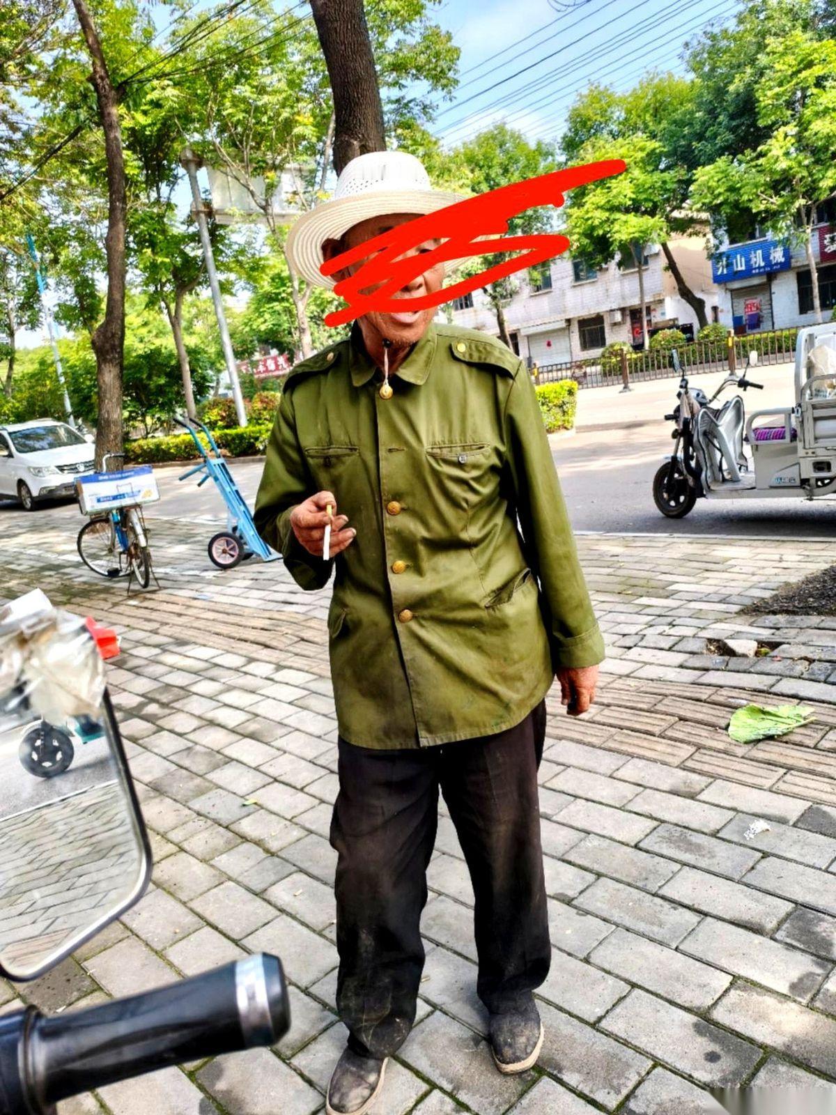 上世纪七十年代，我姑姑出嫁那天，我妈躲在屋里连点着了三炷香，手抖得拿不住火柴。不