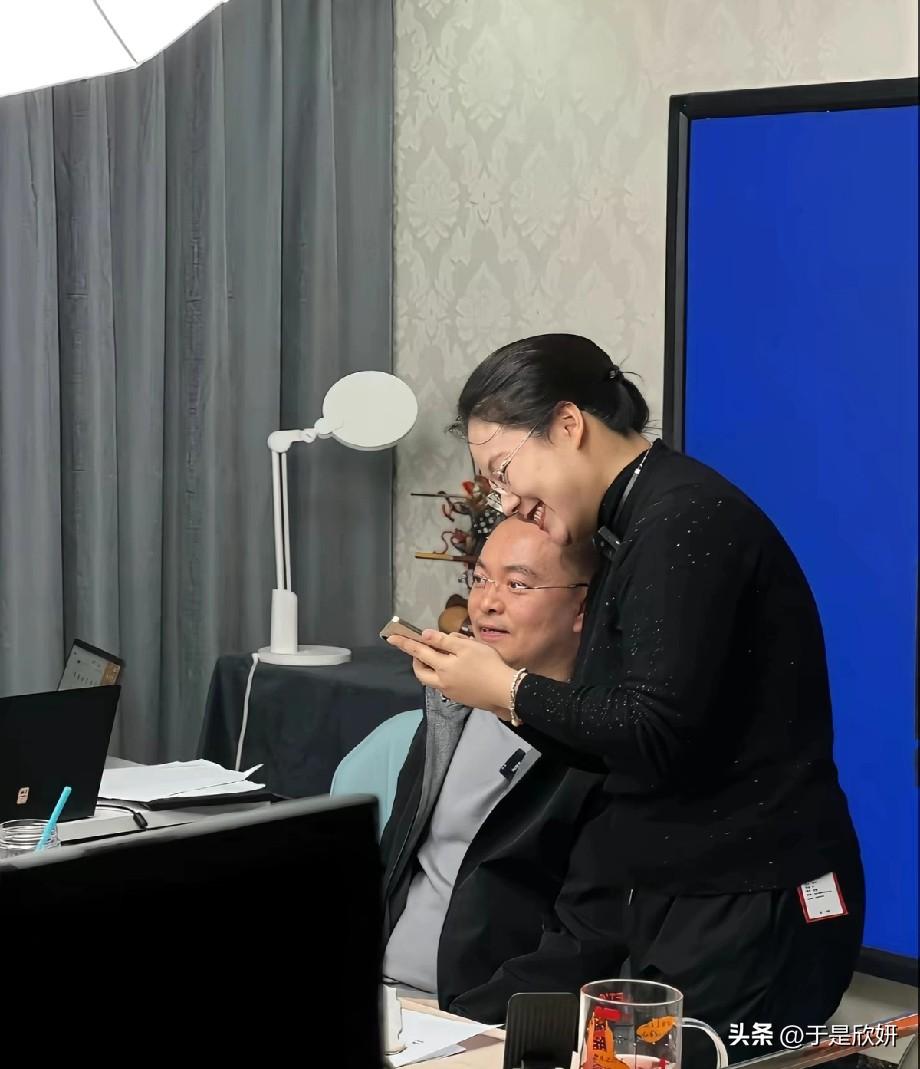 蔡磊妻子晒同框照！渐冻症抗争3年，这张“并肩看手机”的画面，就是最动人的奇迹晒图