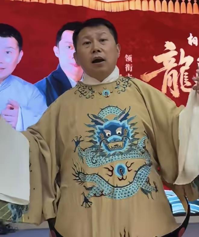 这下压力给到了郭德纲。原德云社大弟子何云伟发视频表示：朋友们，您就等着看好吧！我