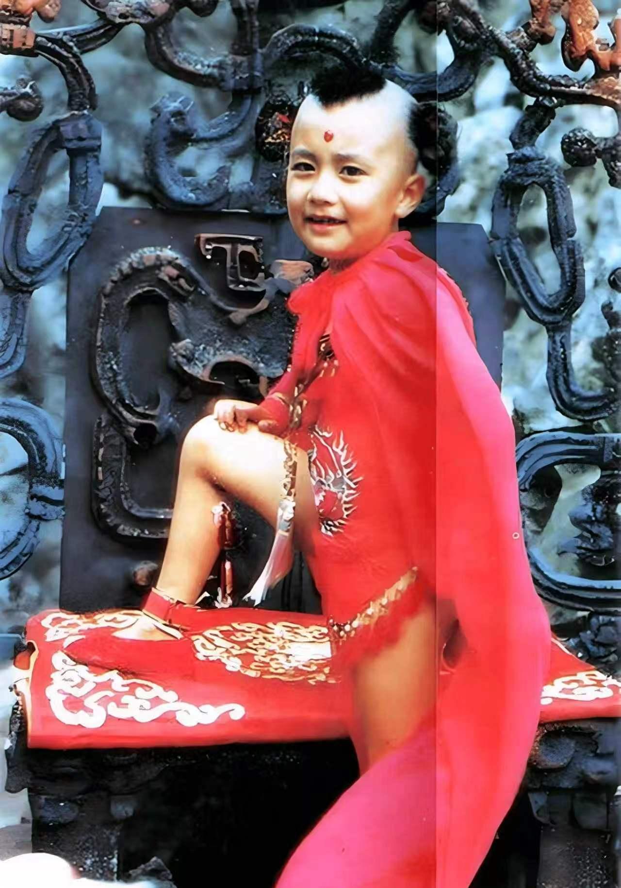 可当年那个穿着红肚兜、光着腿的8岁小男孩，后来怎么样了？

你绝对想不到——他没