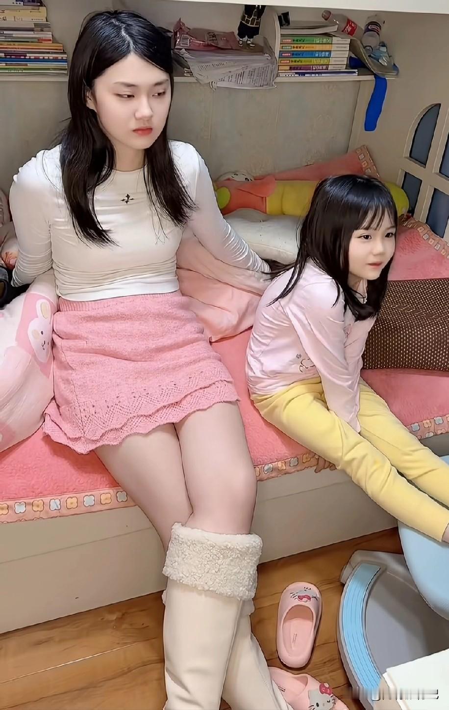 两姐妹年龄差距很大啊，大的已经成年了，小的还在上幼儿园。