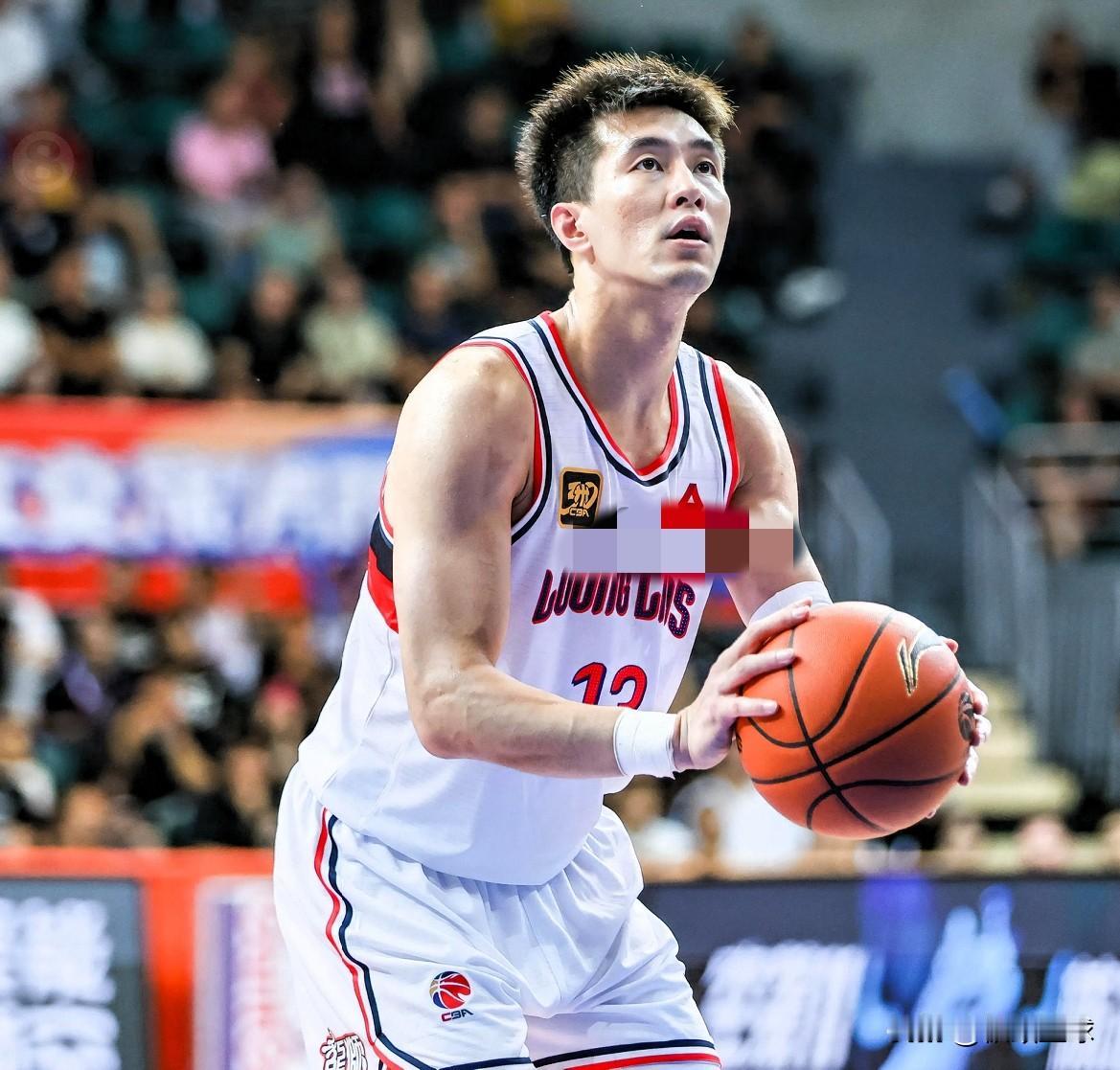 郭艾伦真是老态尽显啊！在今日广州对阵广东的比赛中，郭艾伦半场打了12分钟，投篮5