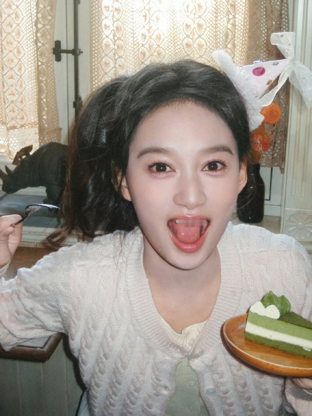 夏梦24岁生日照 夏梦24岁生日照来啦~马尾小梦萌力十足！生日快乐，事业顺利呀 