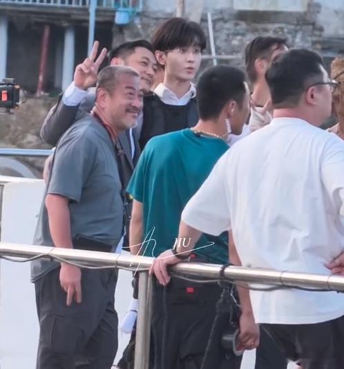 谁来了都得和成毅一起比耶成毅余文乐合影成毅余文乐合影！跟着成毅比耶，《狩谎》剧组