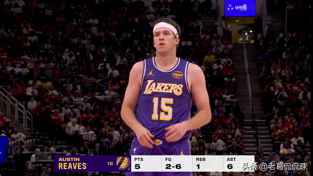 湖人后卫里弗斯应该将三当家的位置让给艾顿！在今天湖人客场以124：116击败火箭