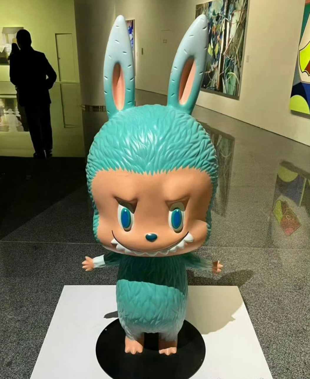 这Labubu竟然能卖百万，到底是谁在喜欢呢？看着好丑，是我审美问题还是恋丑癖太