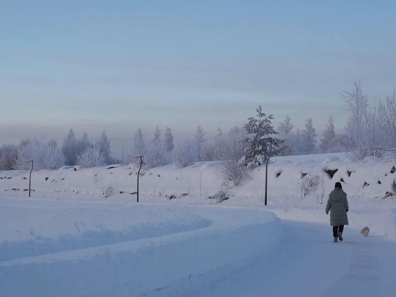 上联：冰天雪地送冬去
下联：瀚宇盈寰迎夏来