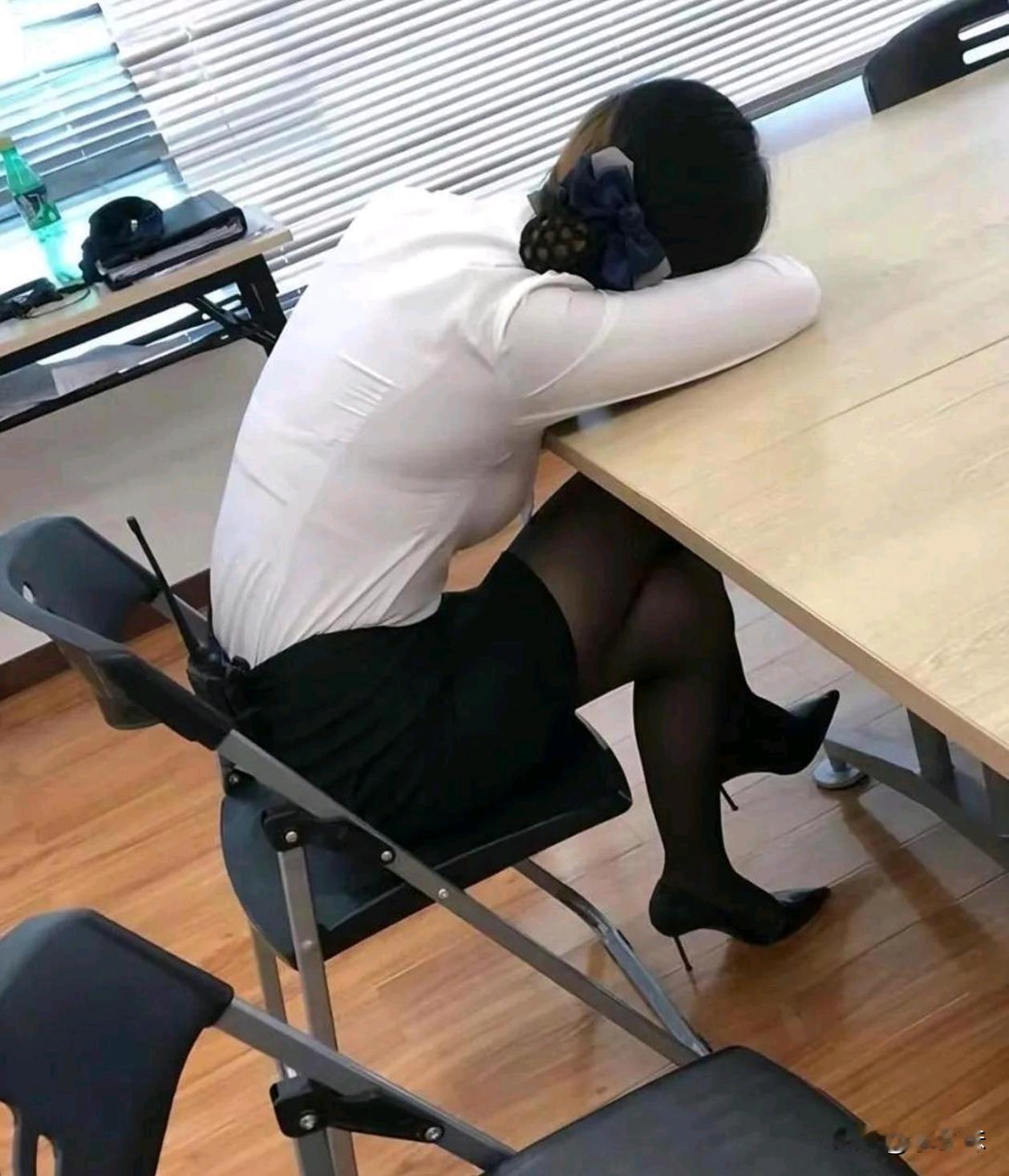 销冠每天上班就睡觉，没跑过业务，不知道是不是关系户？