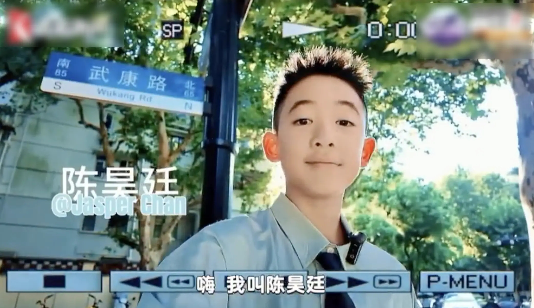 陈小春儿子Jasper用英文介绍上海 大方自信不怯场搜狐娱乐讯 近日，陈小春与应