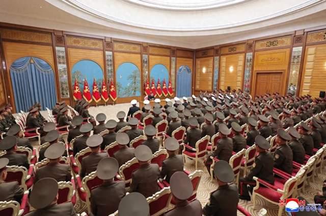 几十万朝鲜军队脱下军装？放弃南下阻断北上，把精力放在搞经济上，这几年朝鲜的剧本确