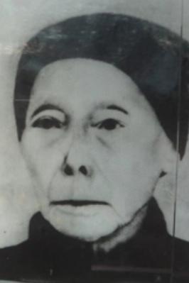 1933年，国民党搜捕红军，毛主席躲进了农妇家中，等敌人过来搜查时，农妇却主动“