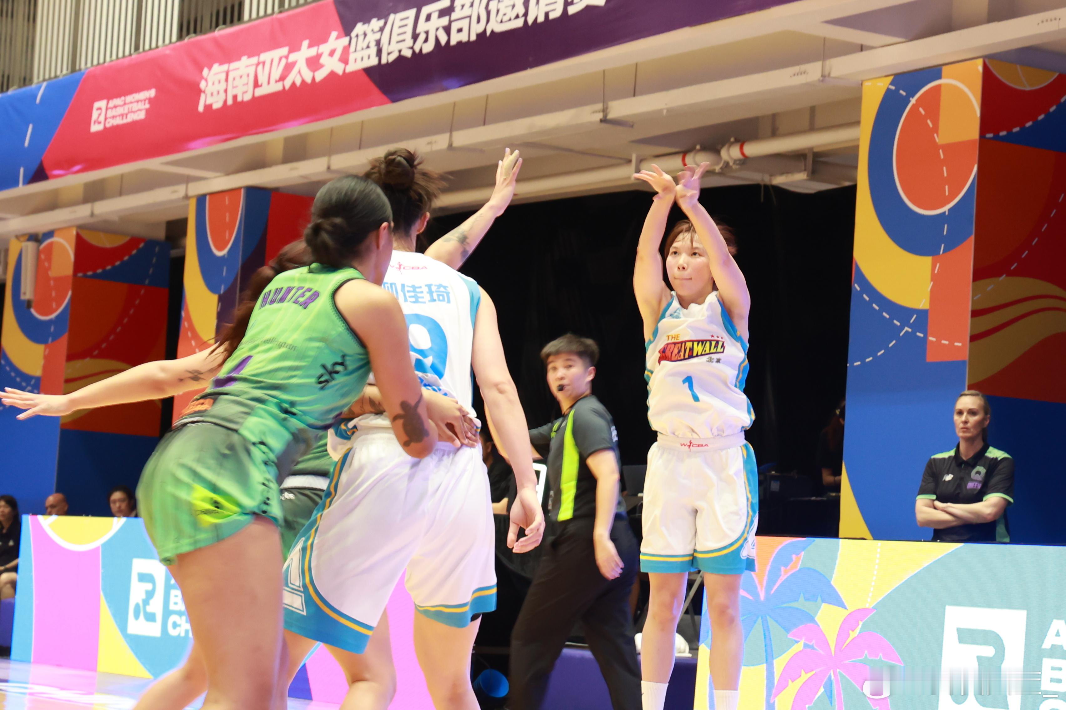 【柳佳琦17分 北京女篮不敌惠灵顿皇后】#亚太女篮俱乐部邀请赛# 第三比赛日，北