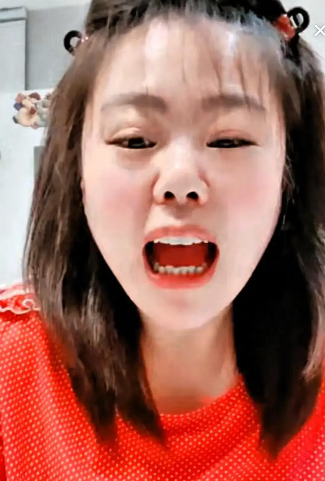 苦茶丹丹香大年初二拎着行李箱冲回出租屋，邻居大妈隔着铁门盯她背影，嘴里飘出一句“