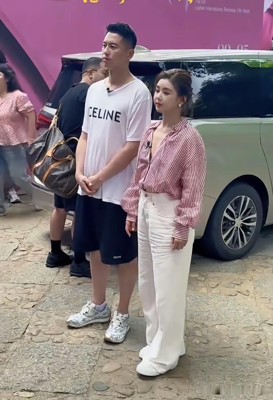 这是娱乐圈里最不会离婚的一对，男的个子高挑，有在180以上的吧，他气质好，演技特