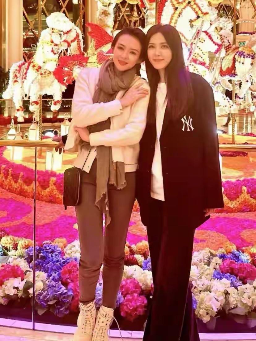 30年同窗情！章子怡曾黎百花晚会罕见同框，这状态绝了！

近日，章子怡录制“百花