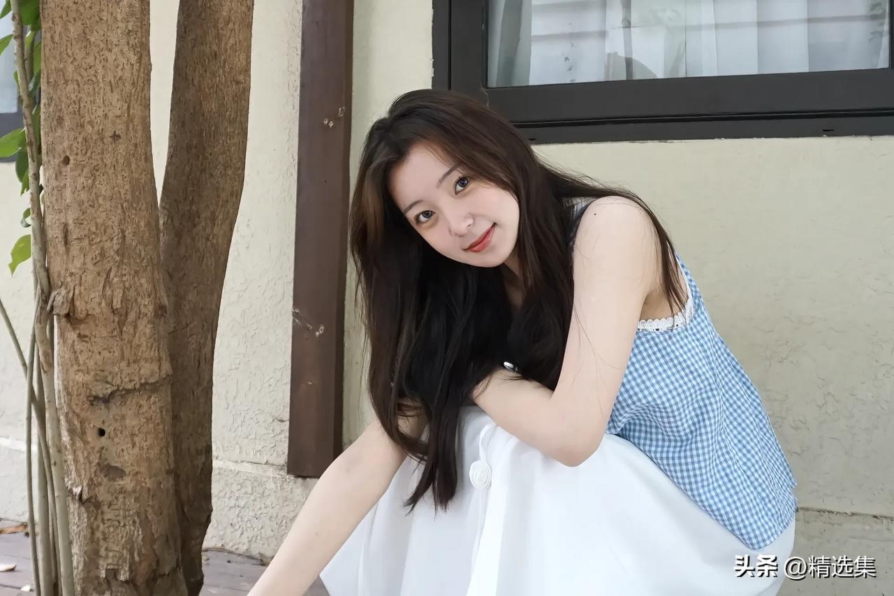 阳光下的甜美少女，树影婆娑，笑靥如花