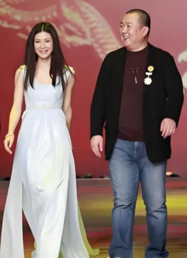 2011年，身家50亿的温州首富周旭辉瞒着原配，看上了“李云龙”的老婆童蕾，面对