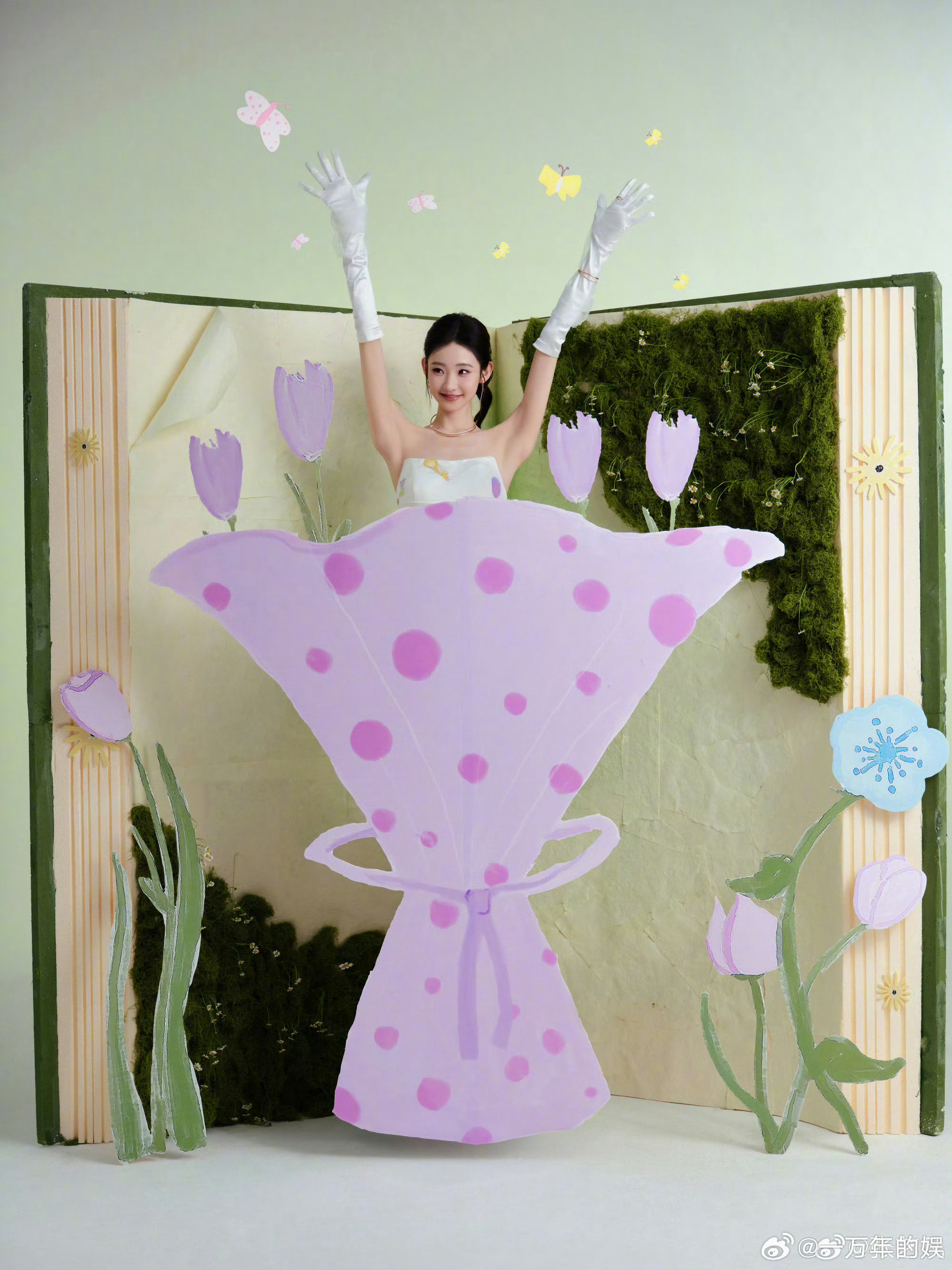 张艺凡从书中走了出来 把小朋友的画穿成行走的童话，像从书里走出的公主，和春天撞个