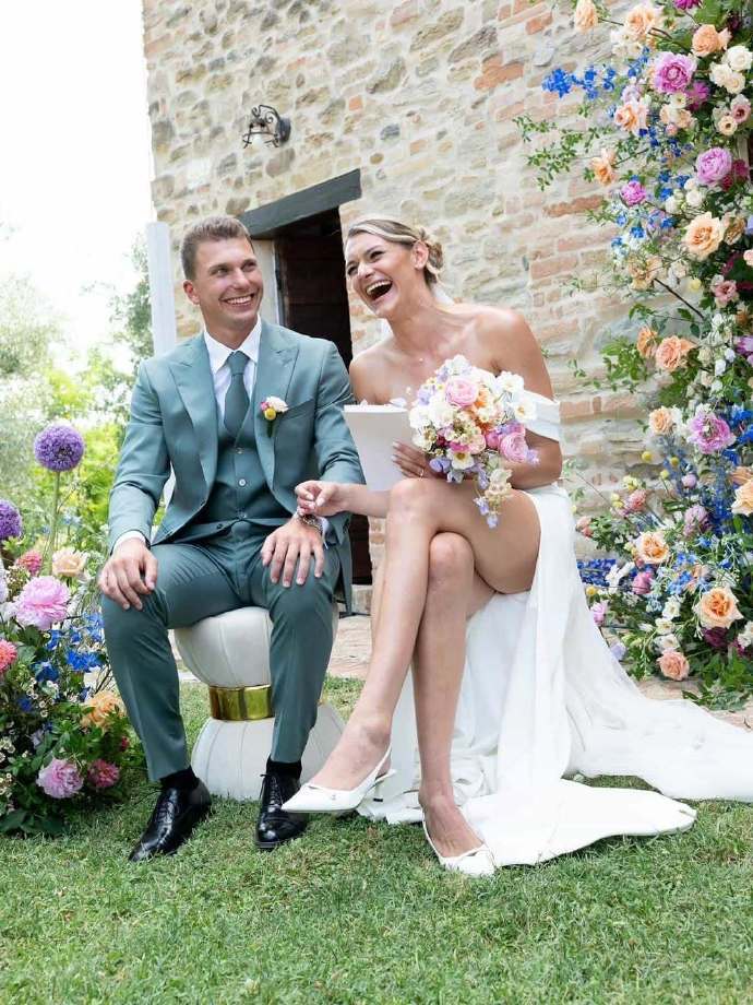 小赫是去年7月结的婚，咋今天又放出来婚纱照了？当时小波塞帝、齐里切拉等人还去给她