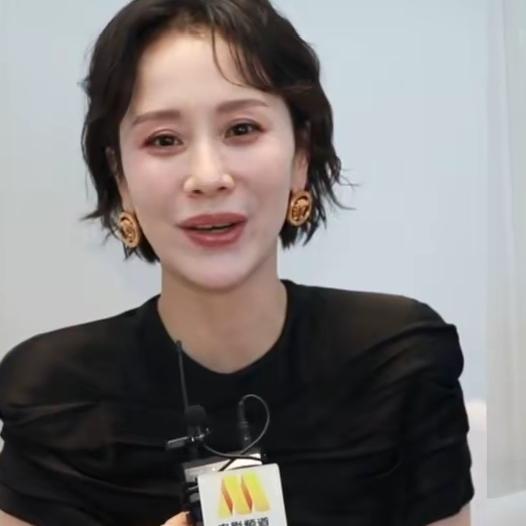 天呐！
海清你放过自己的脸吧
这嘴也太让人出戏了！好好的国民媳妇，愣是被颜值争议