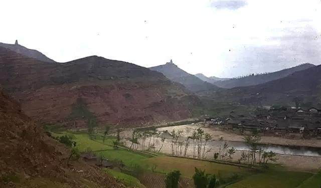 1914年3月27日，四川南江县域景，连绵的浅丘山岗裹着稀疏的草木，线条柔和却带