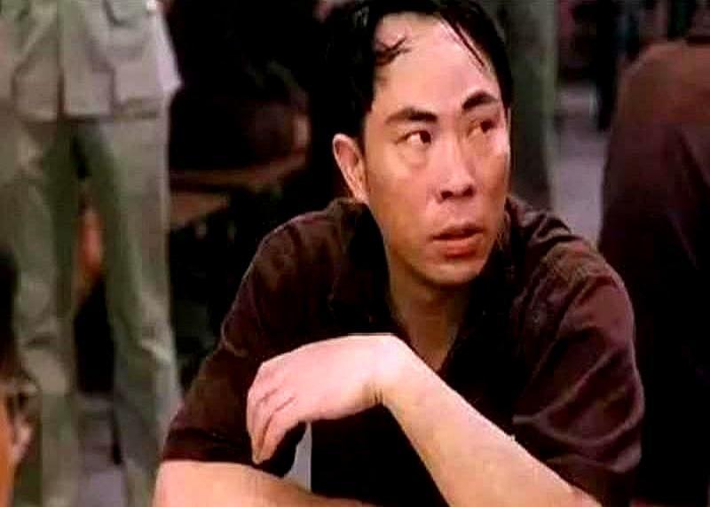 他演了一辈子坏人，片场没人敢叫他本名。
 
周润发在《监狱风云》片场，只喊他“潮