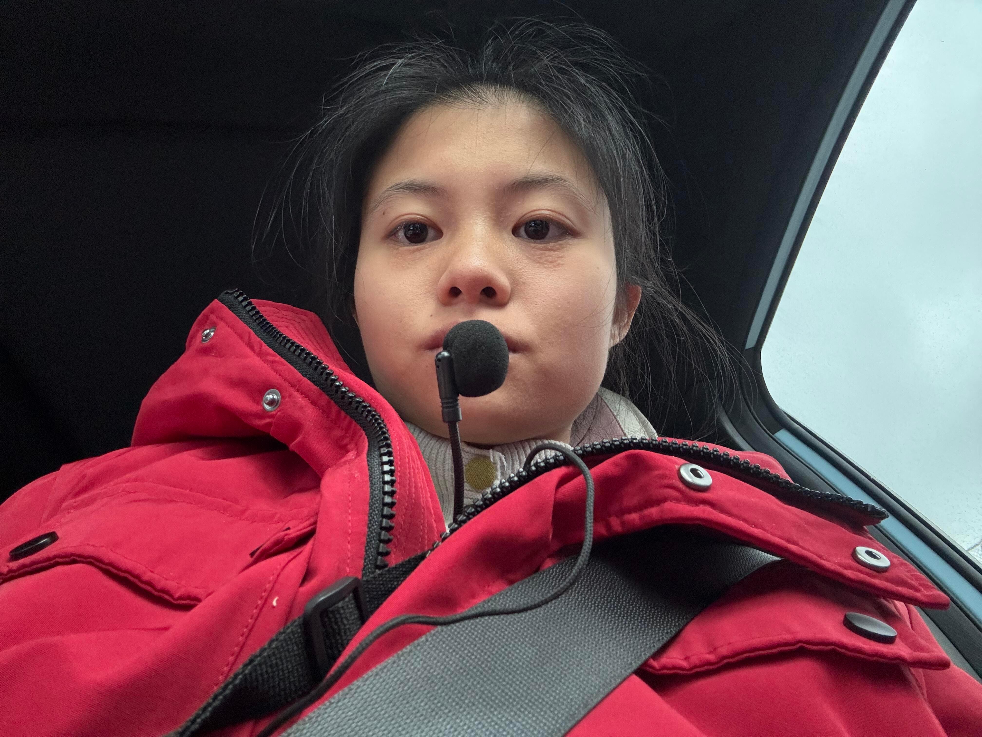 开车等红灯发现没摘小蜜蜂好想哭，抬手捂住没电的小蜜蜂，发现小蜜蜂好臭。 