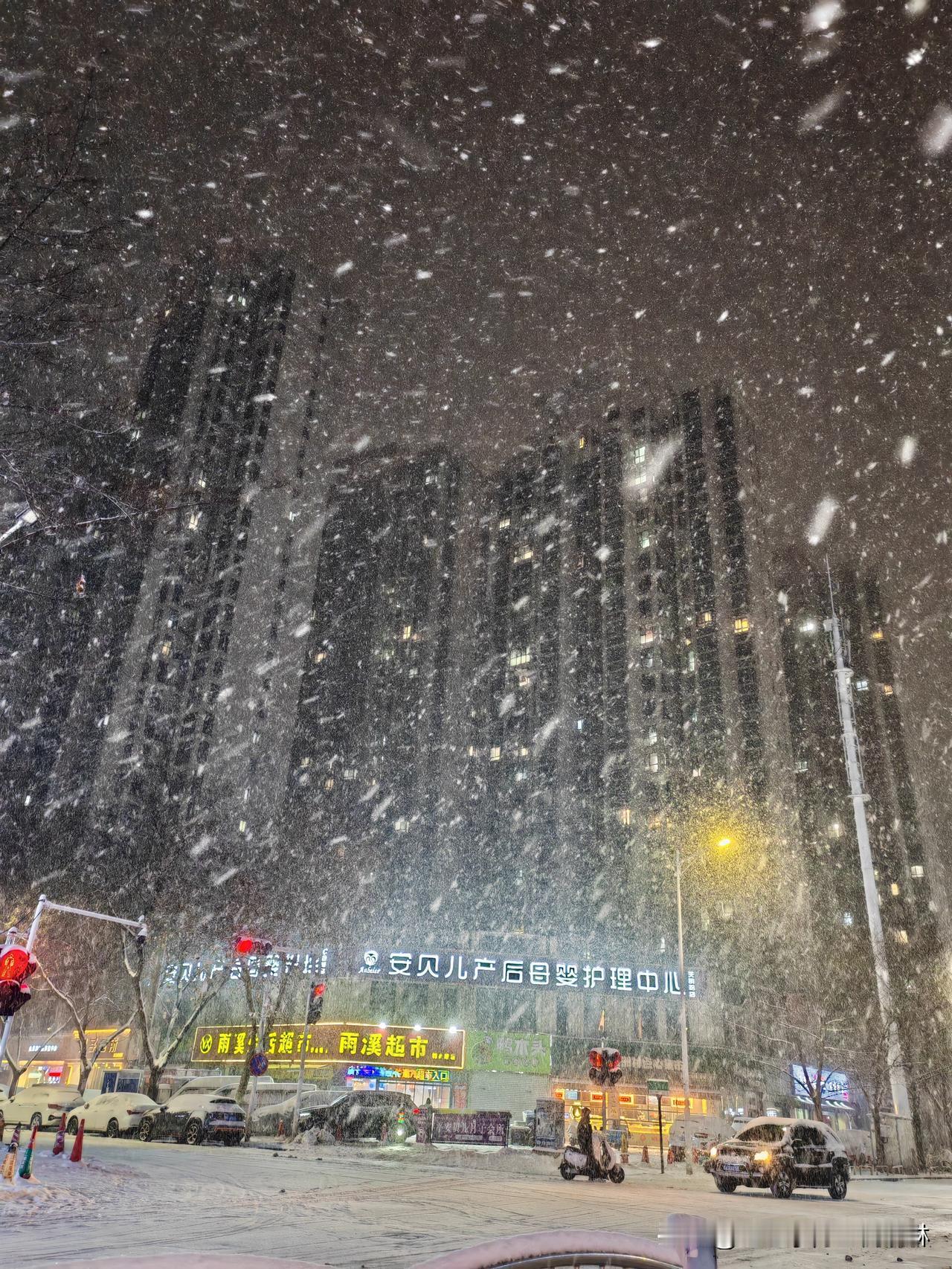 【冰雪福缘】❄❄❄
今年真是与雪有缘啊，走哪下哪[偷笑]
​好久没用围巾裹头了?