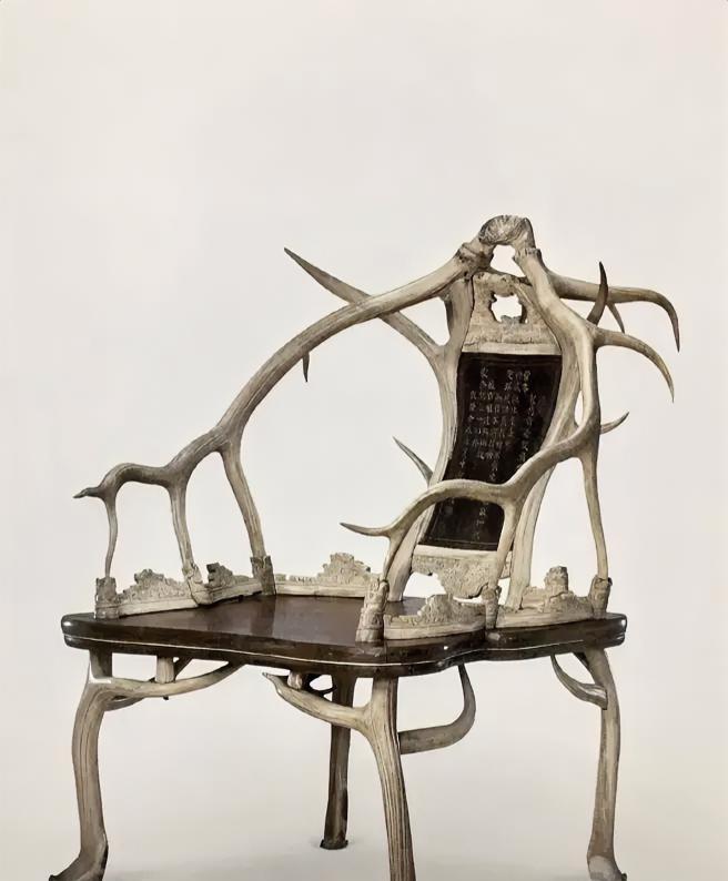 谁懂啊！这老物件我瞅着像个谜！
家人们谁懂啊！我翻出个老物件，瞅着又笨又沉，上面