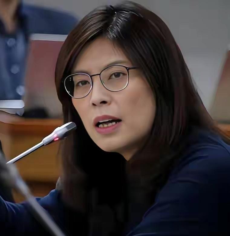 我国海军近百艘军舰陈列在第一岛链，人气高涨的郑丽文有可能趁这机会迫使执政台湾的民