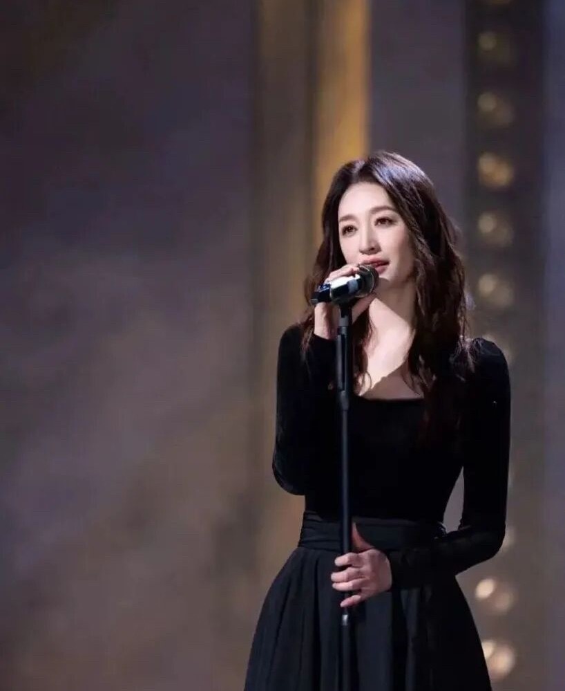 李小冉50岁状态我P都不敢P长得漂亮，是运气，是不可复制的天赋。但把自己养得漂亮