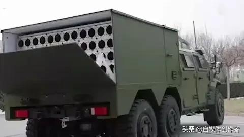 国产钢铁蜂群炸场！一人控96架无人机，未来战争规则被改写
 
国产阿特拉斯无人机