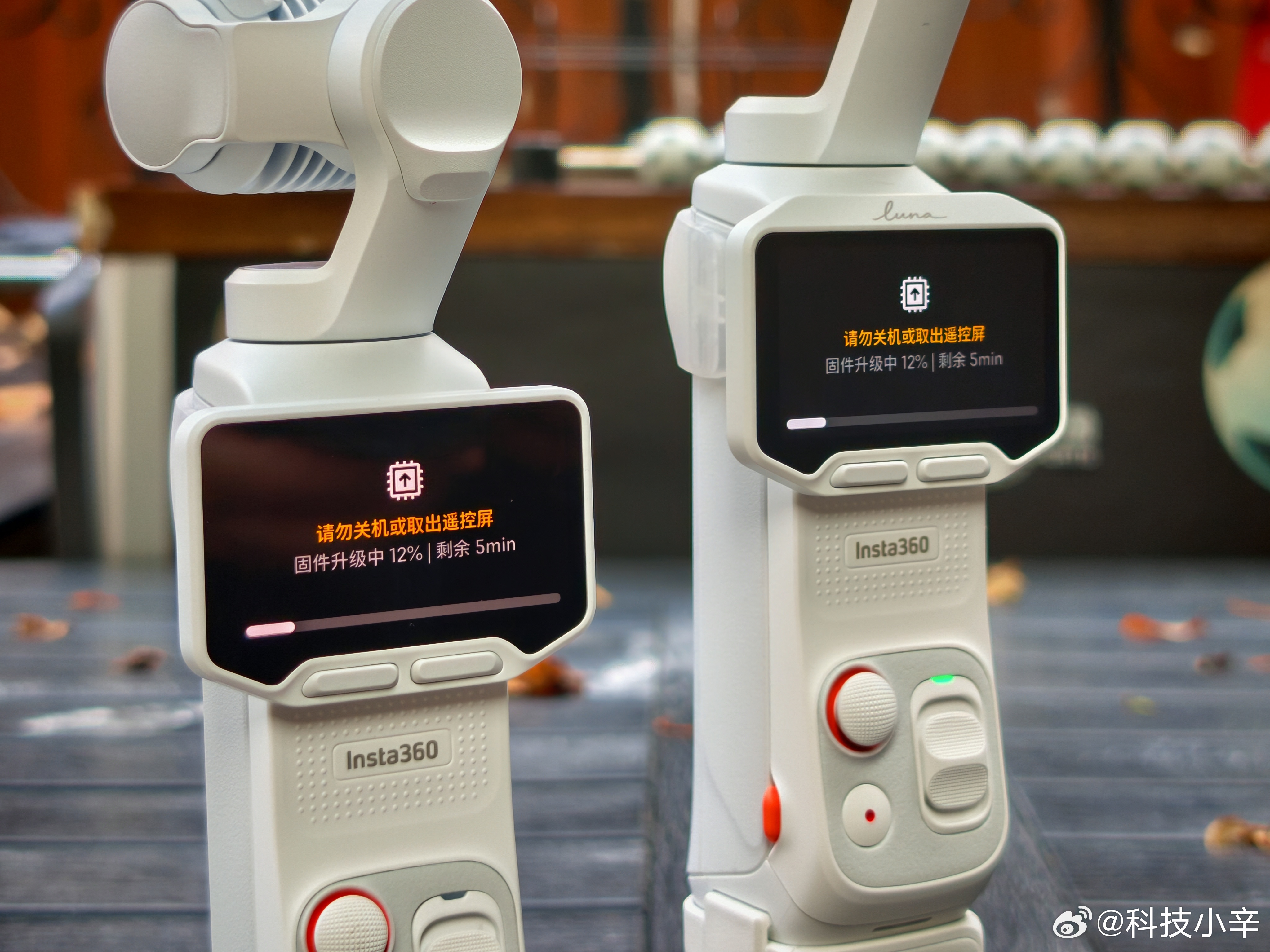 把Luna Pro 和 Luna Ultra 的屏幕调换过来。也能用，系统会自动