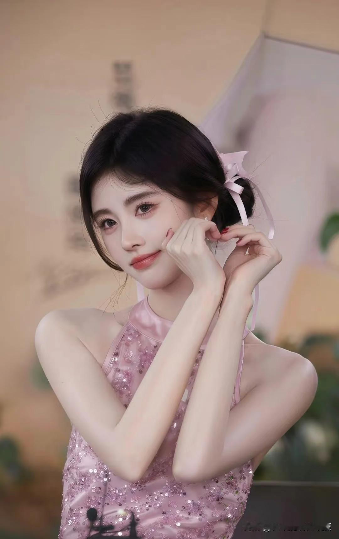 30岁出头的鞠婧祎在娱乐圈工作11年，税前收入就达到了1.39亿。

一个小目标