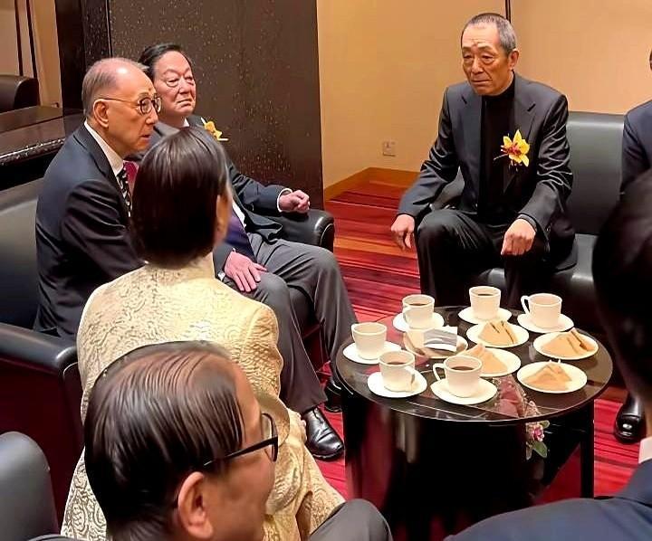 饭局上，杨澜径直“越过”张艺谋，和别人握手。
这一幕，让不少人替老谋子捏了把汗，