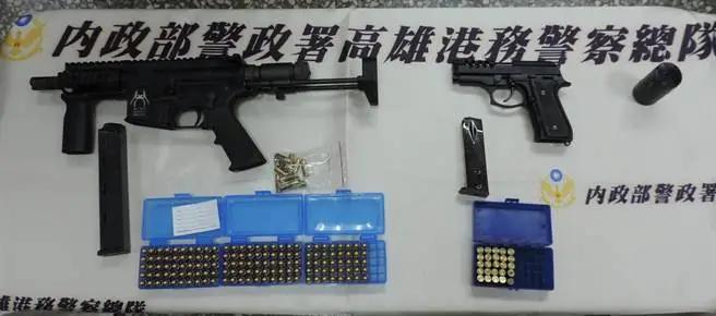 高雄市一名 19 岁男子被捕，警方突击搜查他的家，发现一把柯尔特 9 毫米冲锋枪