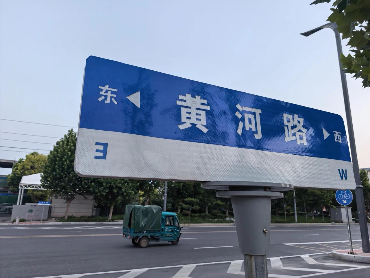 最尽职的路牌。
用奋不顾身形容，
合不合适？
再不然，
就是不顾形象。