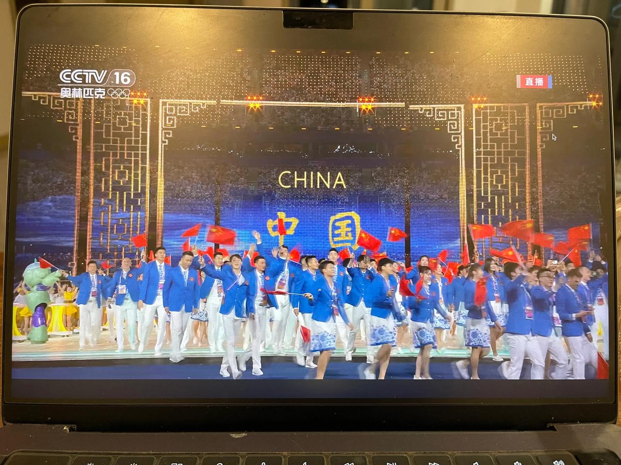 自己人来了满场欢呼呐喊久久不能平复，台湾省的来了将近七百人的大队伍，他们看到我们