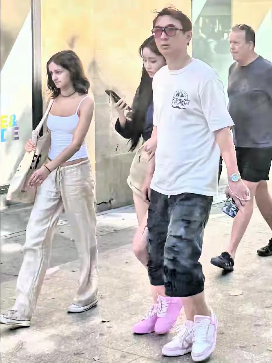王思聪带女友在法国香舍丽大街散步，两人真的好潇洒，全世界旅游！

2025年7月
