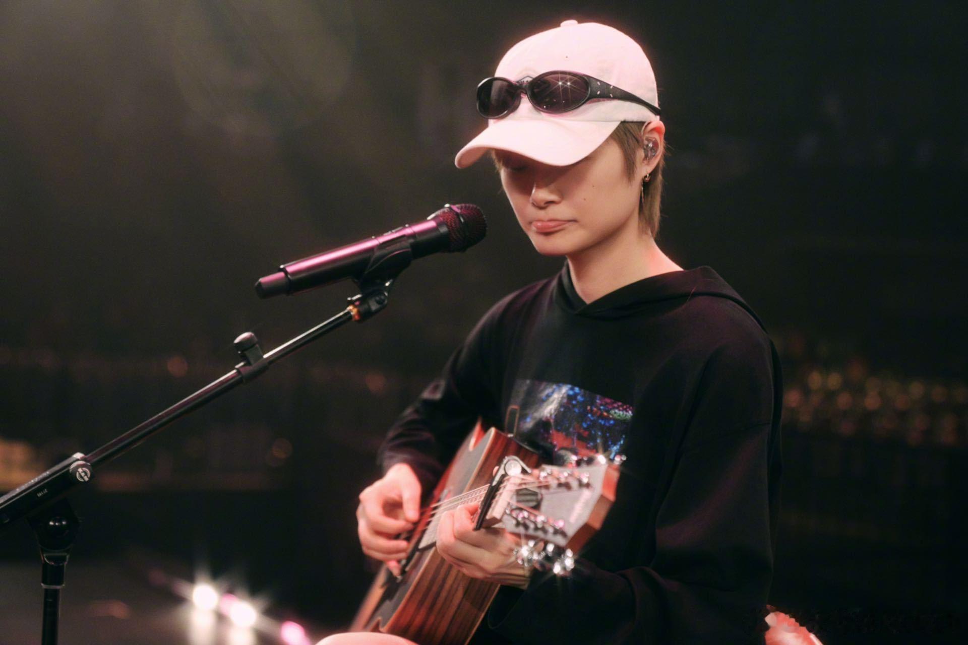 李宇春武汉演唱会李宇春时隔14年武汉开演唱会🌃光谷舞台灯光次第亮起，岁月沉淀过