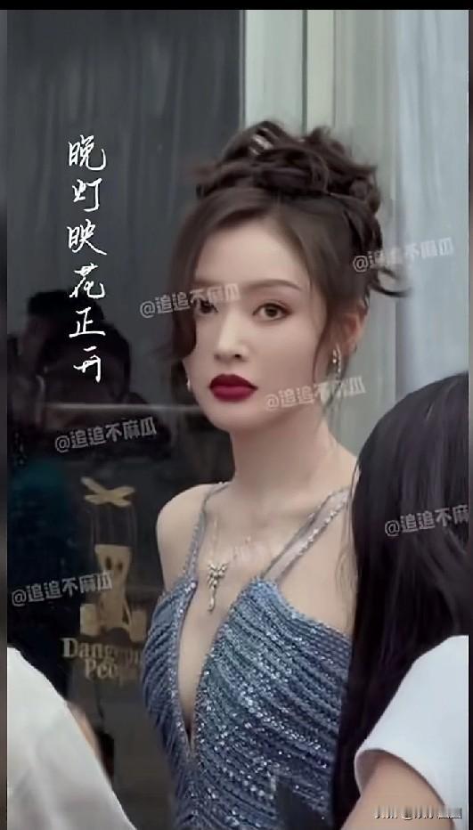 张天爱在红毯上碰到徐开骋的眼神绝了，要是放在戏里。
其实天爱，输的不冤
徐开骋：