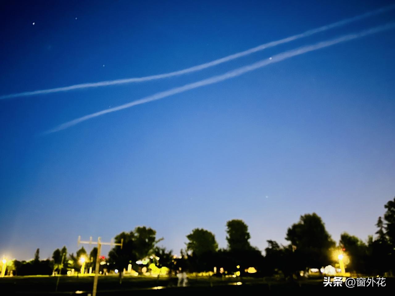 晒图笔记大赛夜幕笼罩下的公园，星星闪烁，飞机划过天际。昨日傍晚散步时，我不经意间