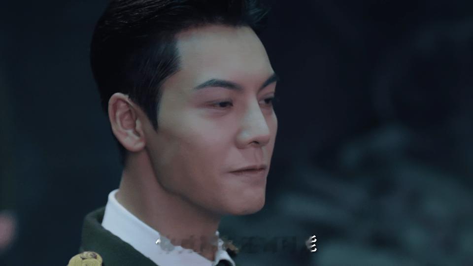 九门陈伟霆掀披风这一下 救命啊陈伟霆你能不能不要这么帅！掀披风那一下直接把我帅得