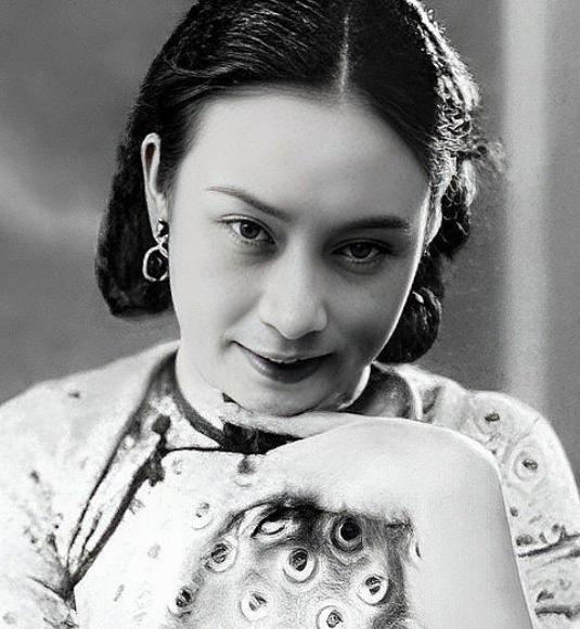 1956年，毛人凤躺在病床上奄奄一息，妻子向影心端着一大碗中药走到了毛人凤面前，