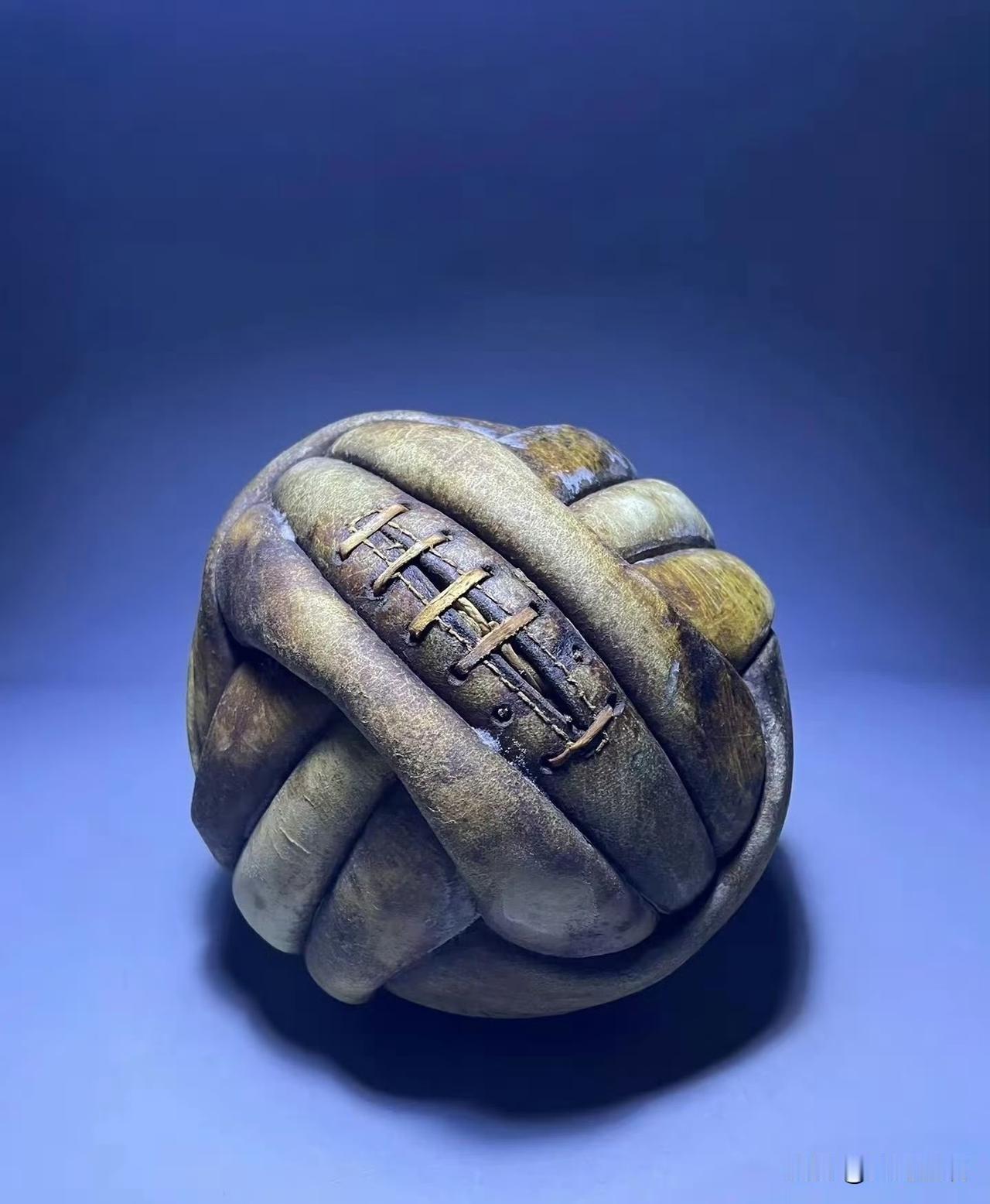 1930年，乌拉圭世界杯用球⚽️，这跟中国古代的蹴鞠，确实很像啊[我想静静]
