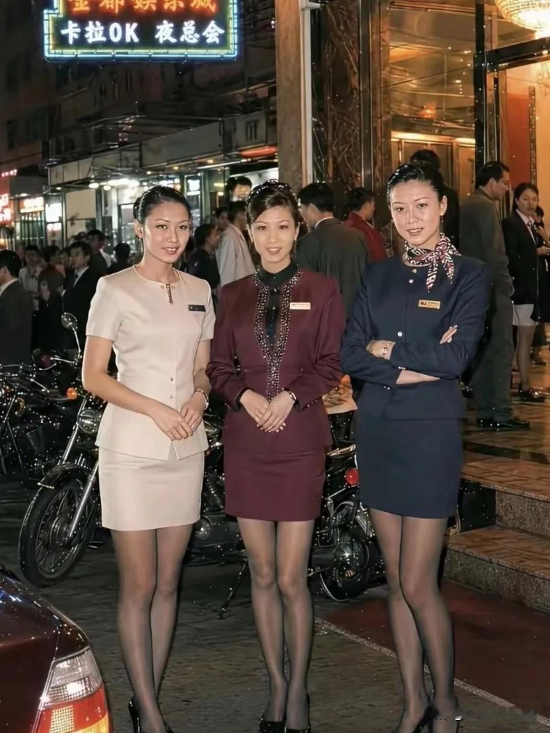 九十年代珠海的晚风裹着咸湿的海味，漫过珠海拱北一带霓虹晃眼的街，三位女服员身穿制