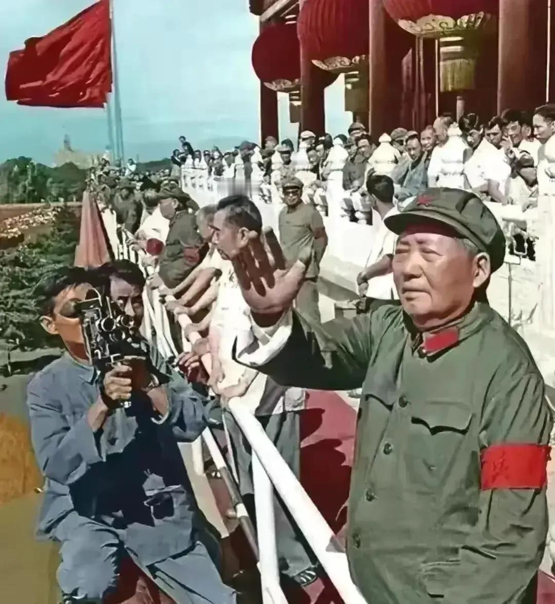 🍀请停留几秒，为伟人点个赞送朵花💐
《毛泽东思想万古流芳》
在那革命的洪流中