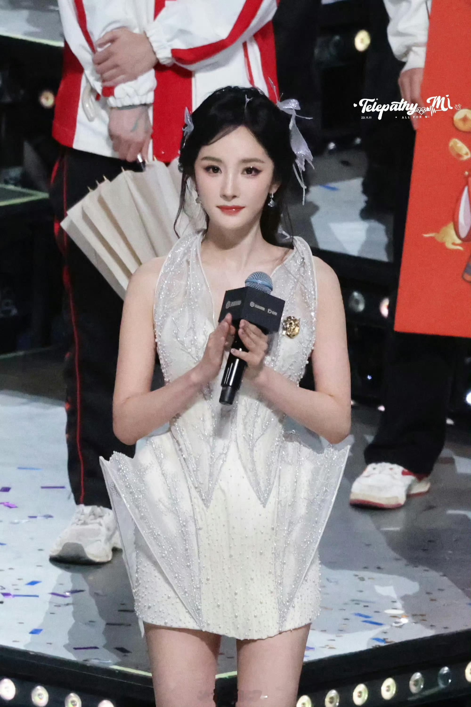 杨幂美成啥了好像动漫里的人，好完美的五官呀，人怎么可以美成这样 ​​​