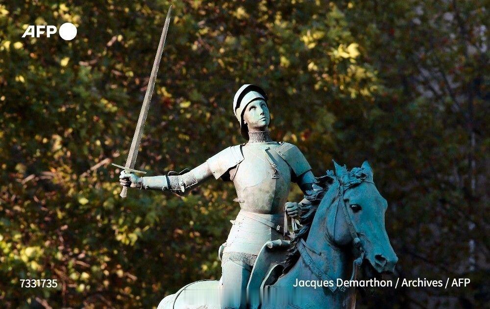 海外新鲜事 今天上午10点左右，一名男子爬上了位于圣奥古斯丁广场的圣女贞德雕像，